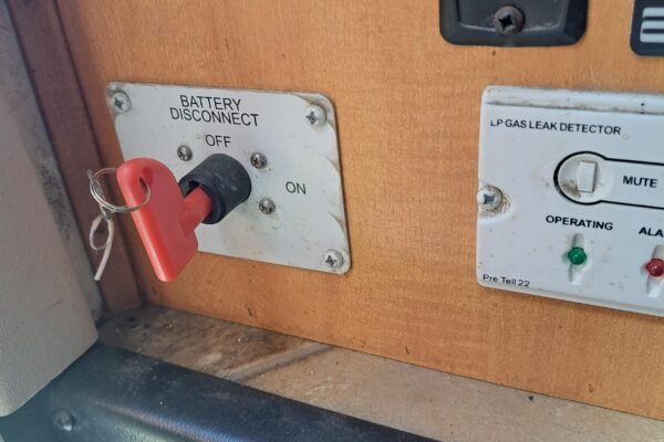 Rv Battery Disconnect Switch on Or off When Plugged in