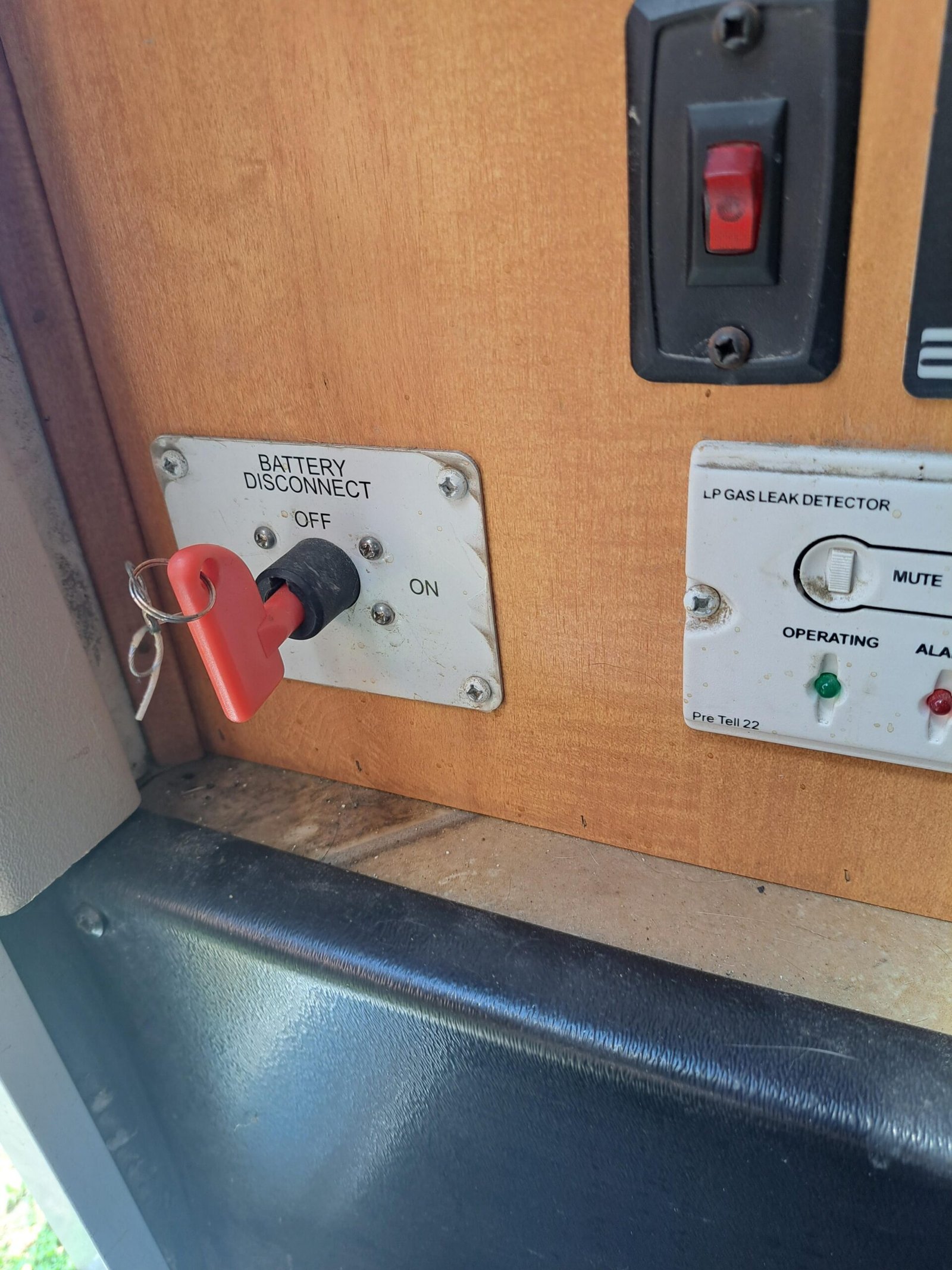 Rv Battery Disconnect Switch on Or off When Plugged in